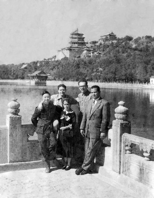 Foto en Pekín, China, 1952. Emilia Prieto junto con la delegación costarricense -y el guía local-, que asistió a la Conferencia de la Paz de los Países de la Cuenca del Pacífico, a la cual asistió como delegada de la Unión de Mujeres Carmen Lyra. El Comité Nacional de Partidarios por la Paz se fundó en la casa de Emilia en julio de 1949, donde ella fue Secretaria y, posteriormente, Presidente. Su misión era promover la paz en el mundo, en una época en que, según Emilia, la “paz era mala palabra”.
